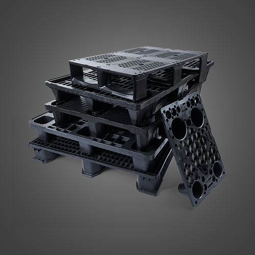 Ein Stapel von Kunststoffpaletten vor grauem Hintergrund